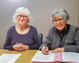 Mme Léonora Tréhel, Présidente de La Mutuelle Familiale (à gauche), Mme Andrée Barboteu, Présidente de MUTAC (à droite) le 16 novembre 2017 à Paris pour la signature de la convention.