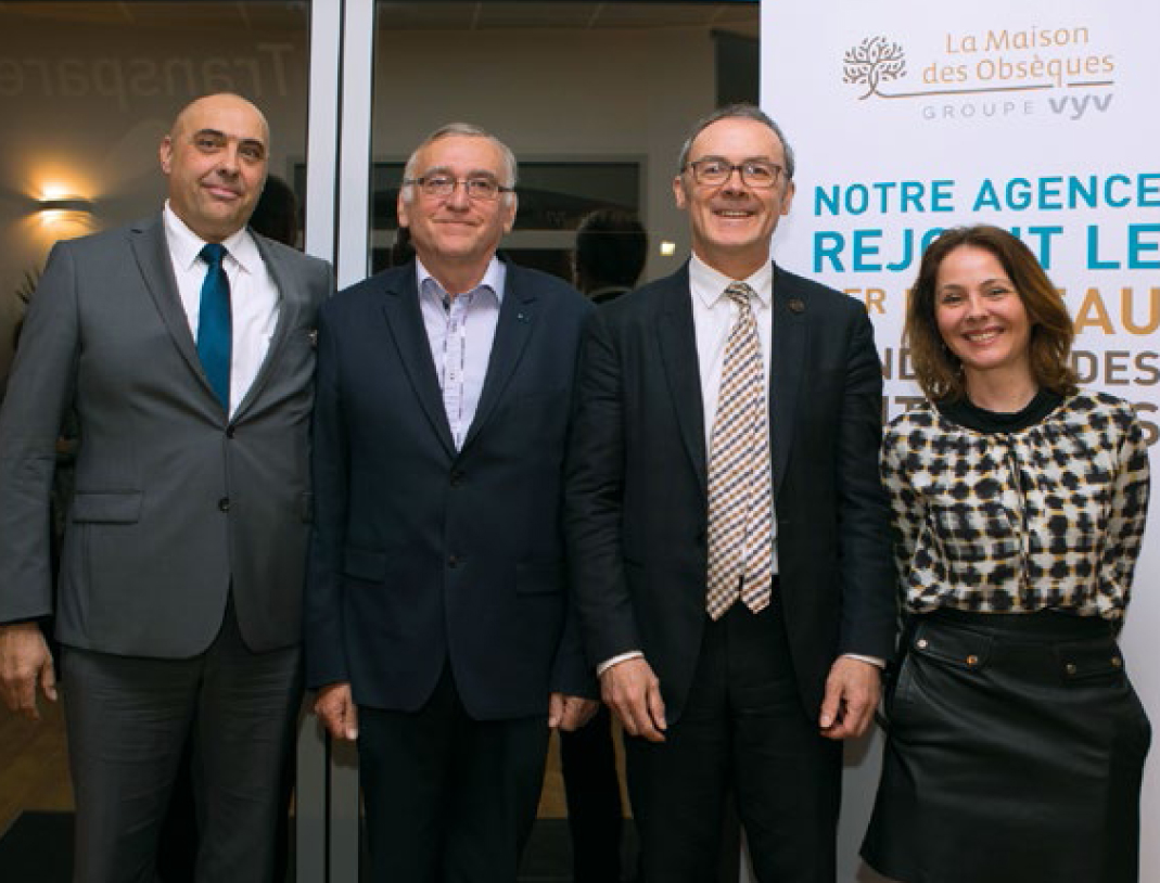 De gauche à droite : Stéphane Lemasle, dirigeant de l’agence funéraire ; Jean-Luc Drapeau, maire de Azay-le-Brûlé ; Olivier Descazeaux, directeur général de La Maison des Obsèques et Béatrice Mathurin, directrice marketing et digital, lors de l’inauguration.