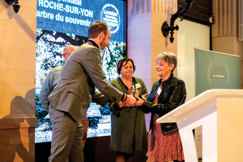 Olivier Vérité, membre du jury, remet un Trophée à la Roche-sur-Yon pour son "Arbre du souvenir". GLMPOLI2022 PRIX PREVISEO MEDIUM 47