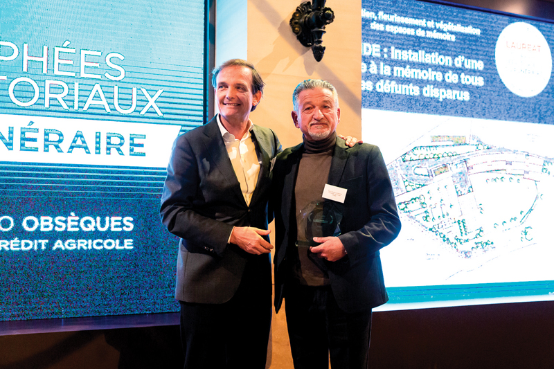 Christian de Cacqueray pose aux côtés d’un élu de Tende, lauréat pour son projet de stèle en souvenir des défunts emportés par la tempête Alex. GLMPOLI2022 PRIX PREVISEO MEDIUM 77