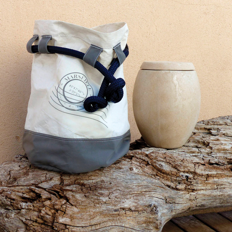 Sac de transport d'urne confectionné par un ESAT en voile recyclée. sac de transport durne