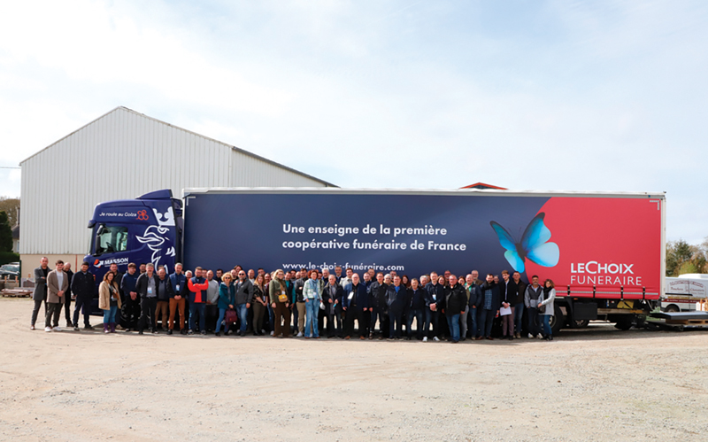 Les coopérateurs posant devant le nouveau semi-remorque Masson aux couleurs du Choix Funéraire. IMG 8092