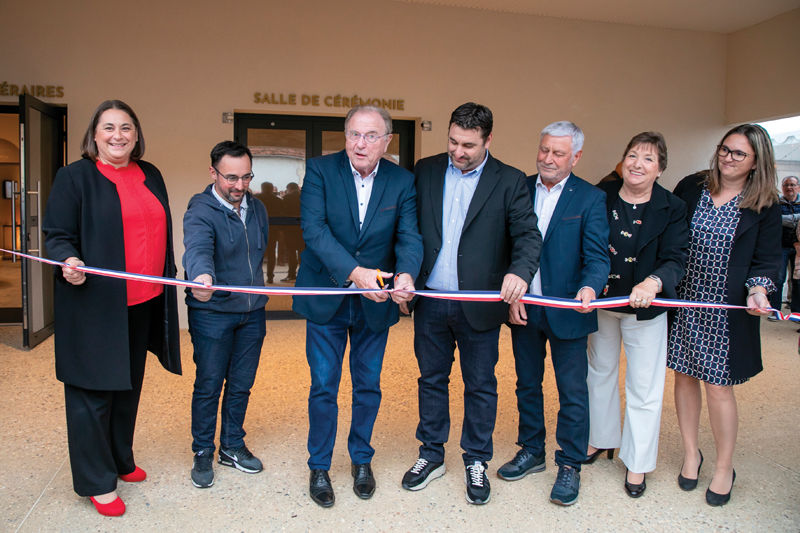 La traditionnelle coupure du ruban.. In 160