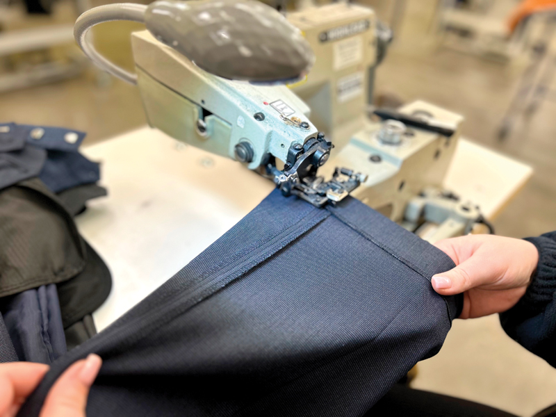 pantalon livré avec bord fini