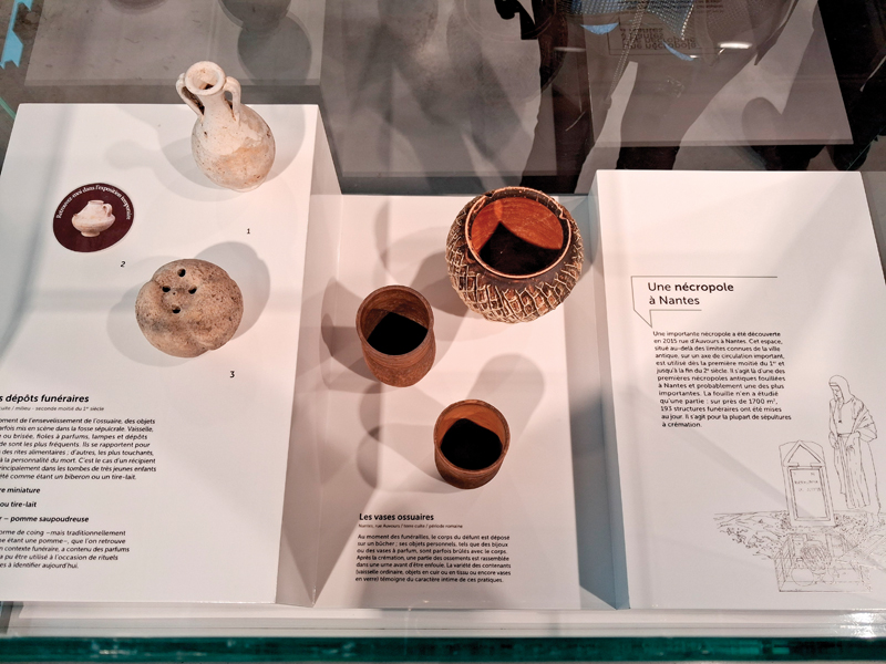 Objets découverts dans des sépultures à Nantes