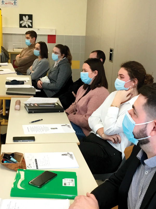Une partie du groupe attentif aux explications de Mme Lejeune. image00001