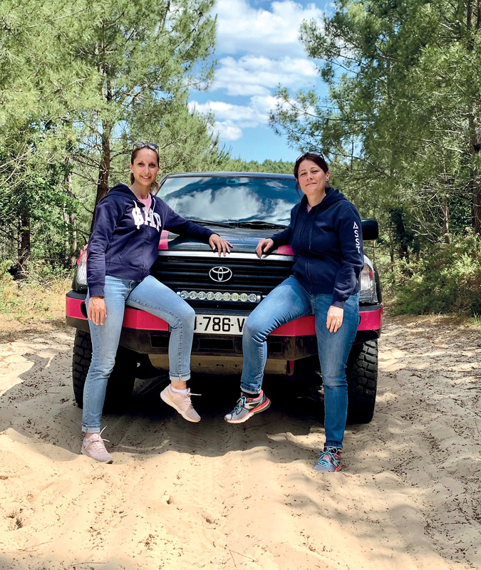 Capucine Chevalier et Emmanuelle Poisson Brault devant leur 4x4